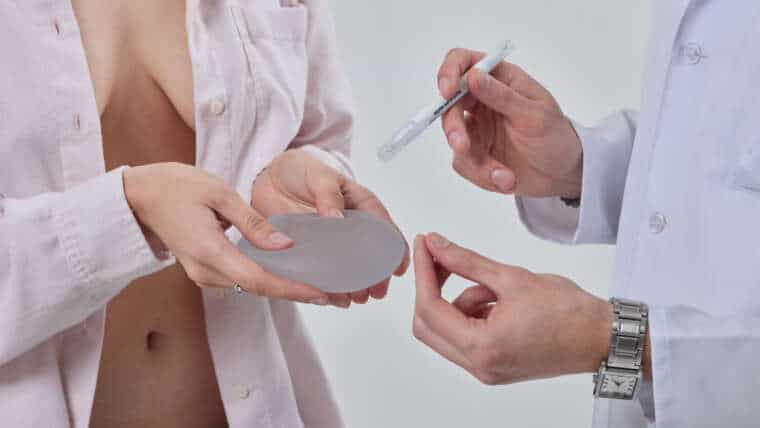 ¿Es el aumento mamario adecuado para mí? Explicación sobre los factores a considerar antes de optar por un aumento de mamas